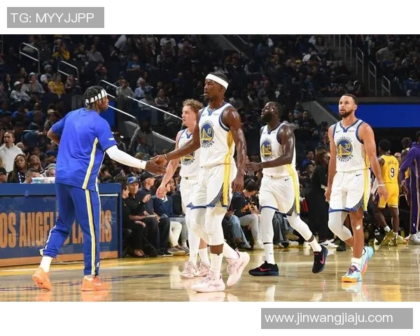 勇士季前赛对决湖人展现新阵容火力与战术碰撞的精彩时刻 勇士季前赛对决湖人展现新阵容火力与战术碰撞的精彩时刻